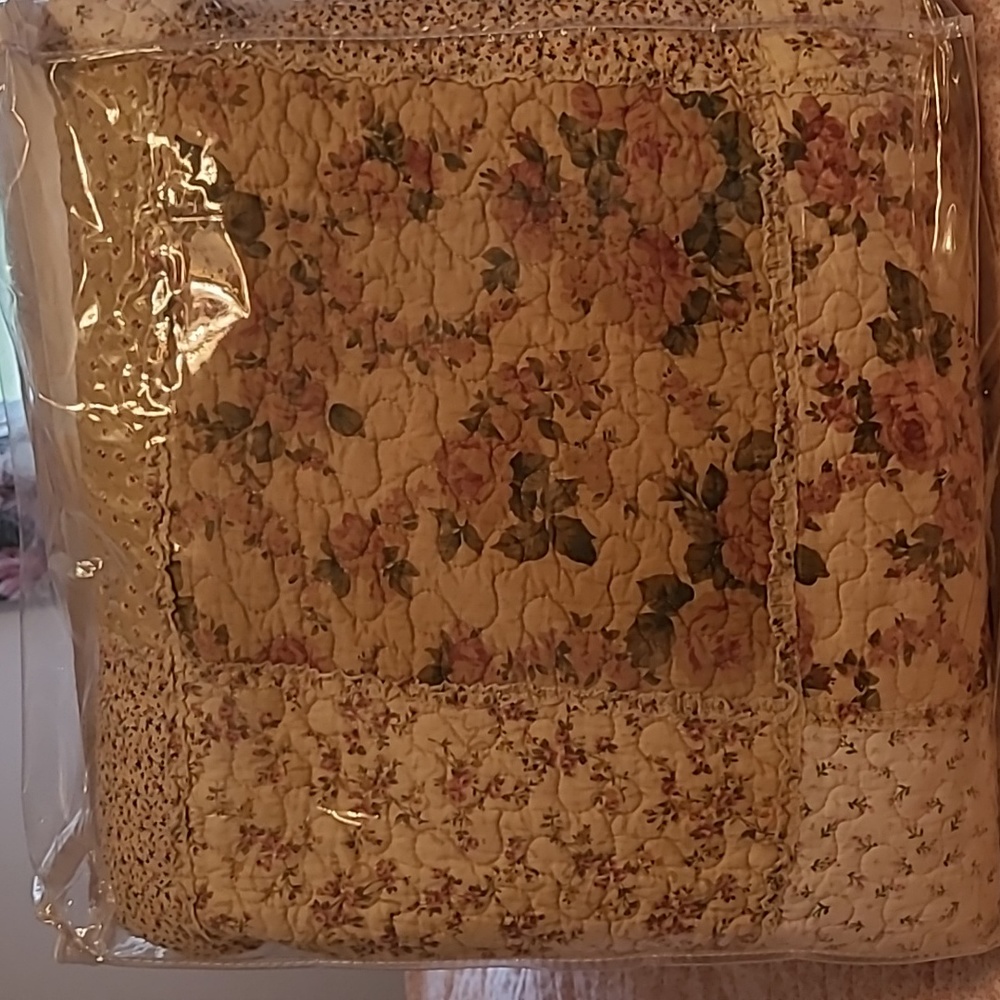 NWT Alicia Queen 100% cotton quilt creams, greens & rose colors Sz queen - Picture 4 of 10